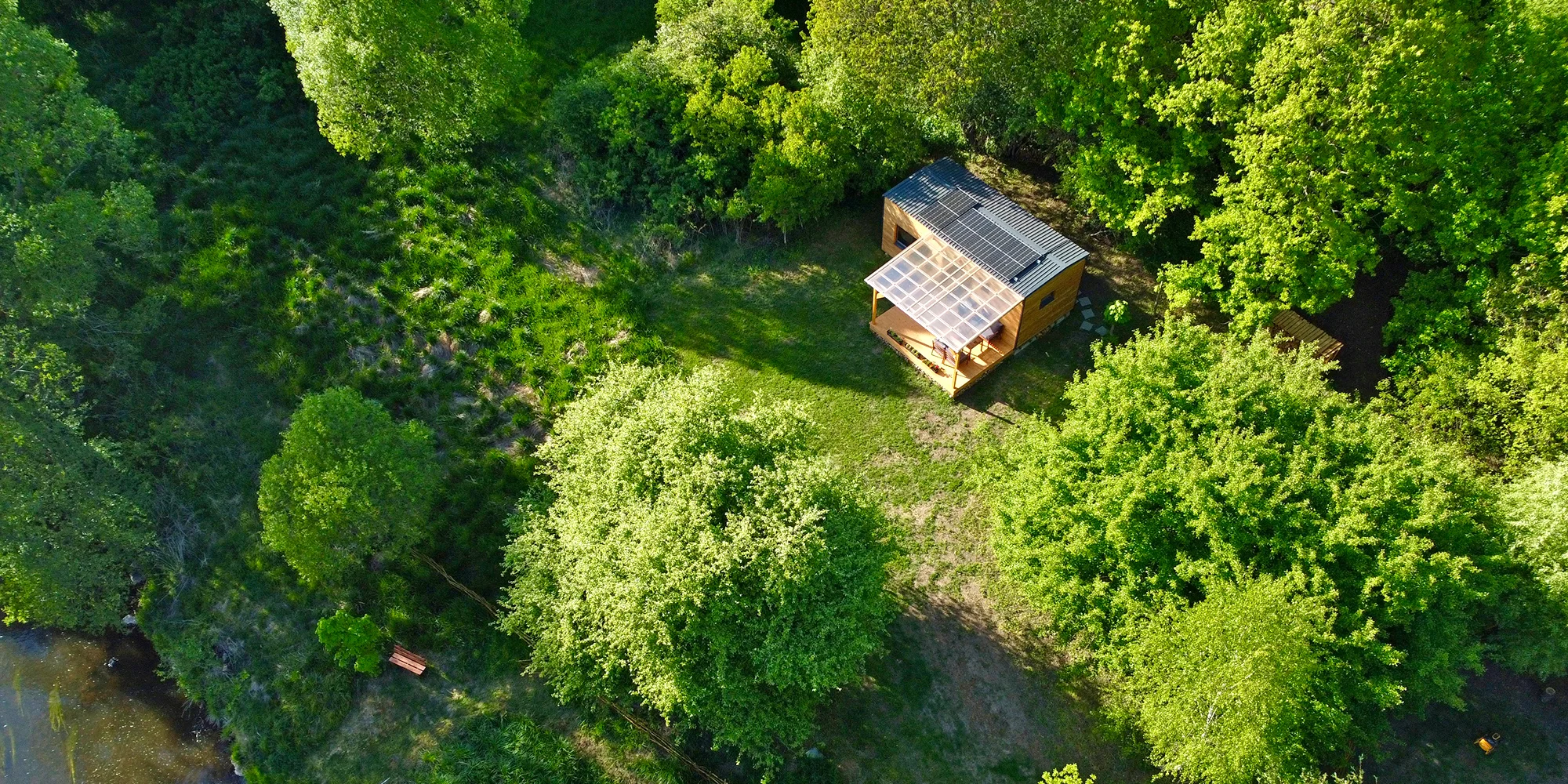 Plně vybavený tiny house na břehu řeky Ohře: terasa s grilem i ohniště