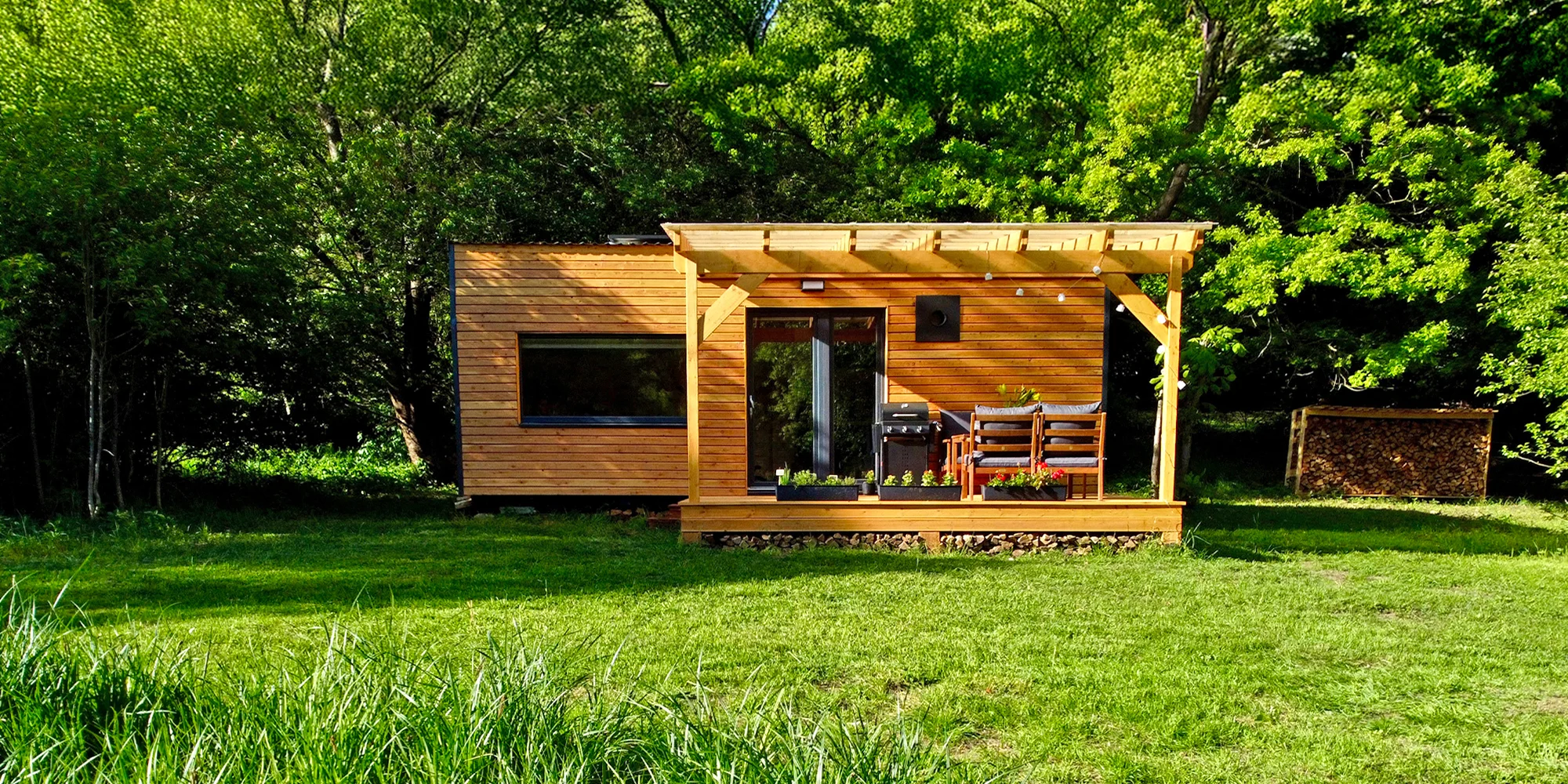 Vybavený tiny house u řeky: terasa s grilem i ohniště