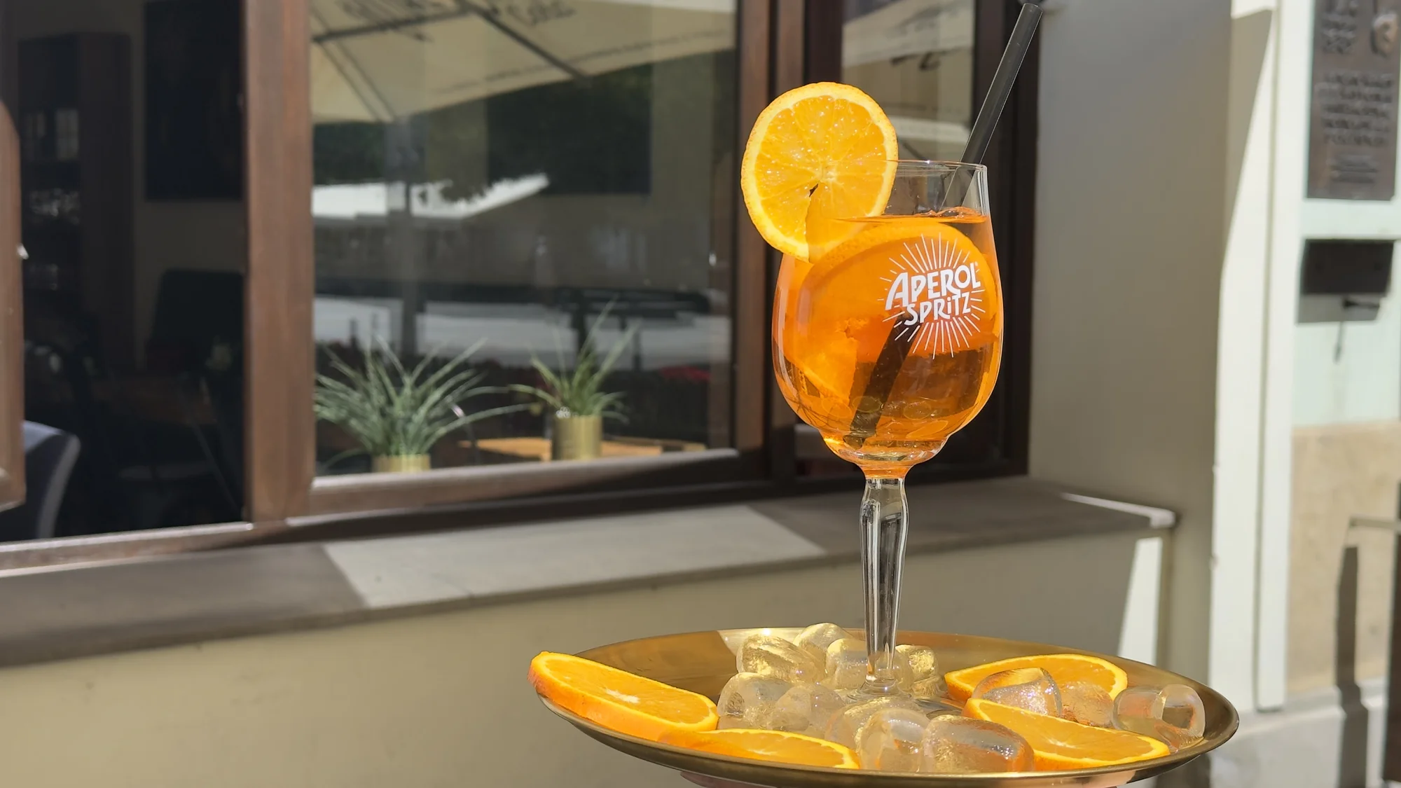 Drink dle výběru pro 1 i 2 osoby v kavárně U Zlaté koruny: Aperol Spritz či Gin & tonic