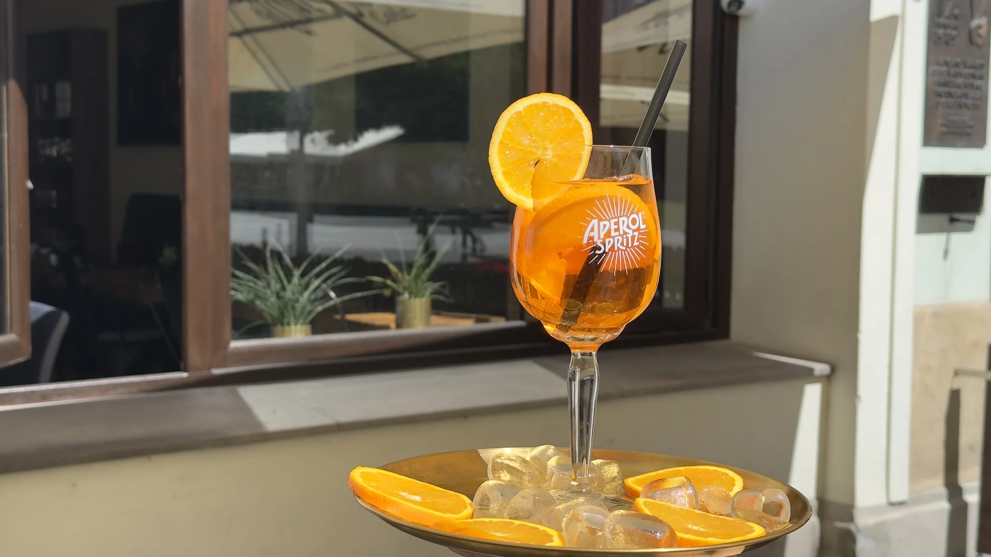 Drink dle výběru pro 1 i 2 osoby v kavárně U Zlaté koruny: Aperol Spritz či Gin & tonic