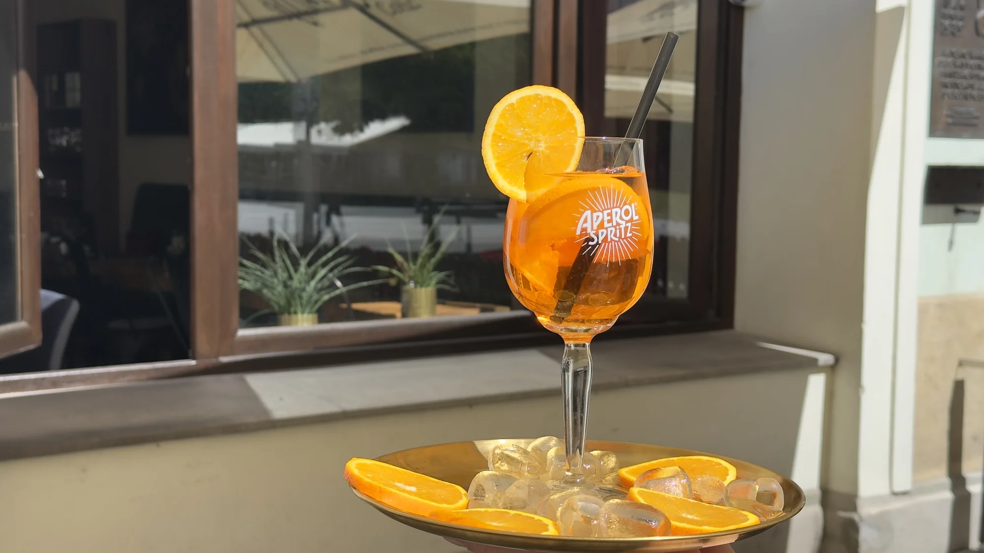 Drink dle výběru pro 1 i 2 osoby v kavárně U Zlaté koruny: Aperol Spritz či Gin & tonic
