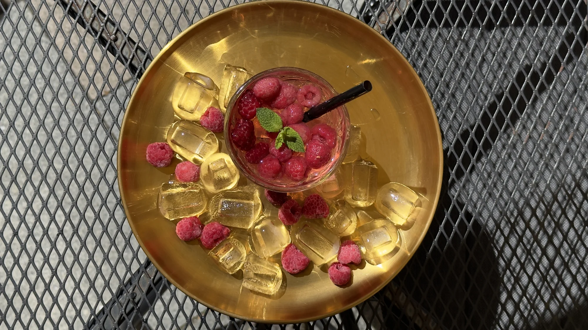 Drink dle výběru pro 1 i 2 osoby v kavárně U Zlaté koruny: Aperol Spritz či Gin & tonic