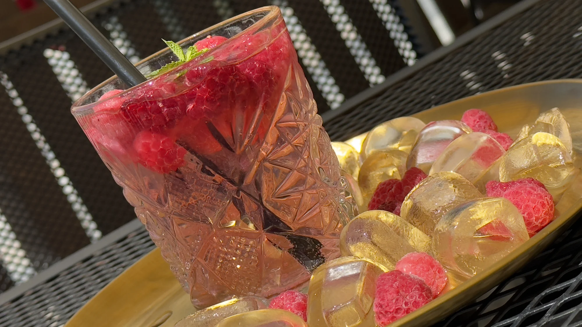 Drink dle výběru pro 1 i 2 osoby v kavárně U Zlaté koruny: Aperol Spritz či Gin & tonic