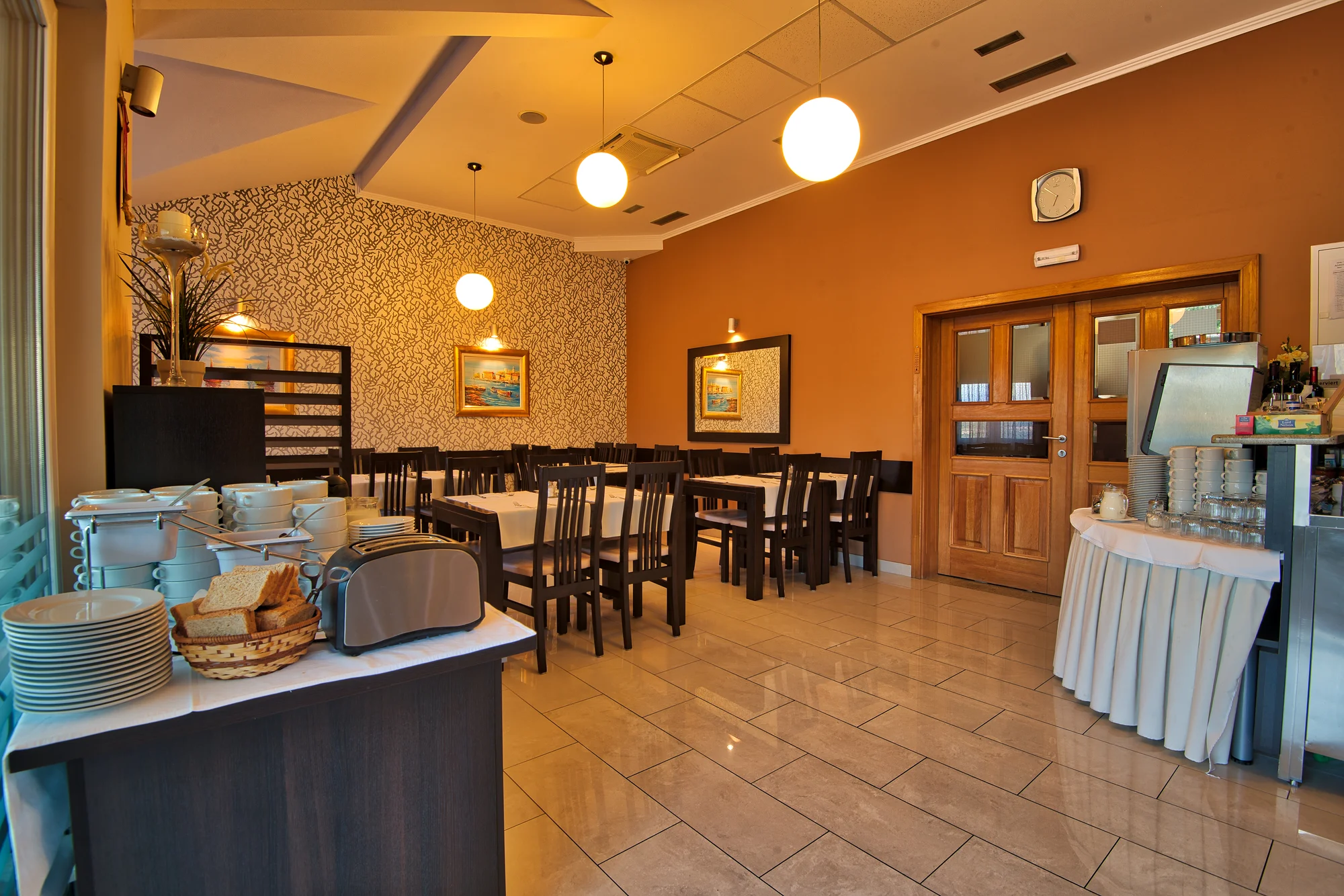 Letovisko Neum: 4* hotel s polopenzí, skvělá poloha 80 m od pláže