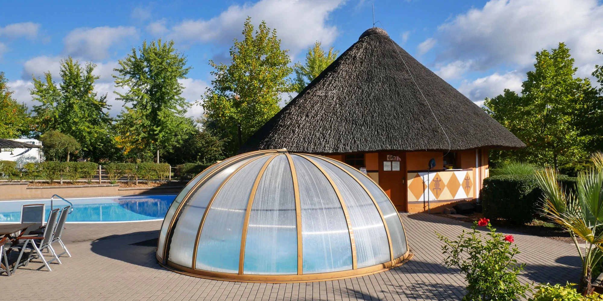 Afrika ve Dvoře Králové: bungalov v kempu, snídaně, neomezený vstup do safari i vířivka