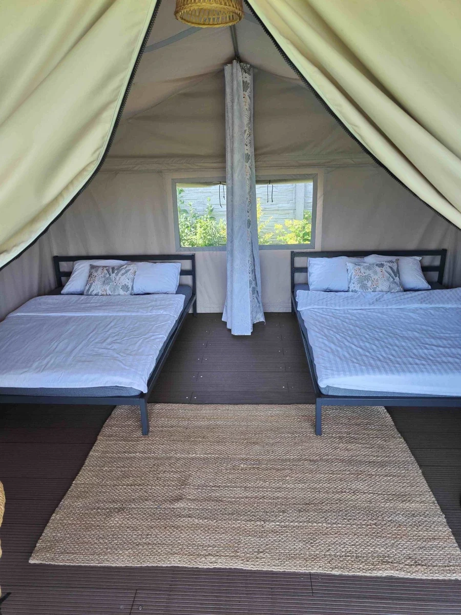 Kemp jen 2 km od zábavního parku Energylandie: stan, glamp či apartmán, možnost stravy