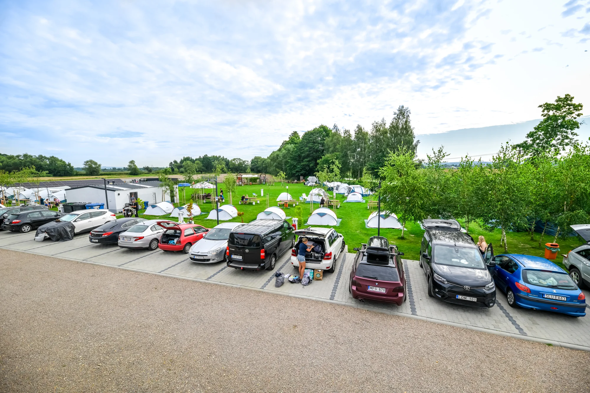 Kemp jen 2 km od zábavního parku Energylandie: stan, glamp či apartmán, možnost stravy