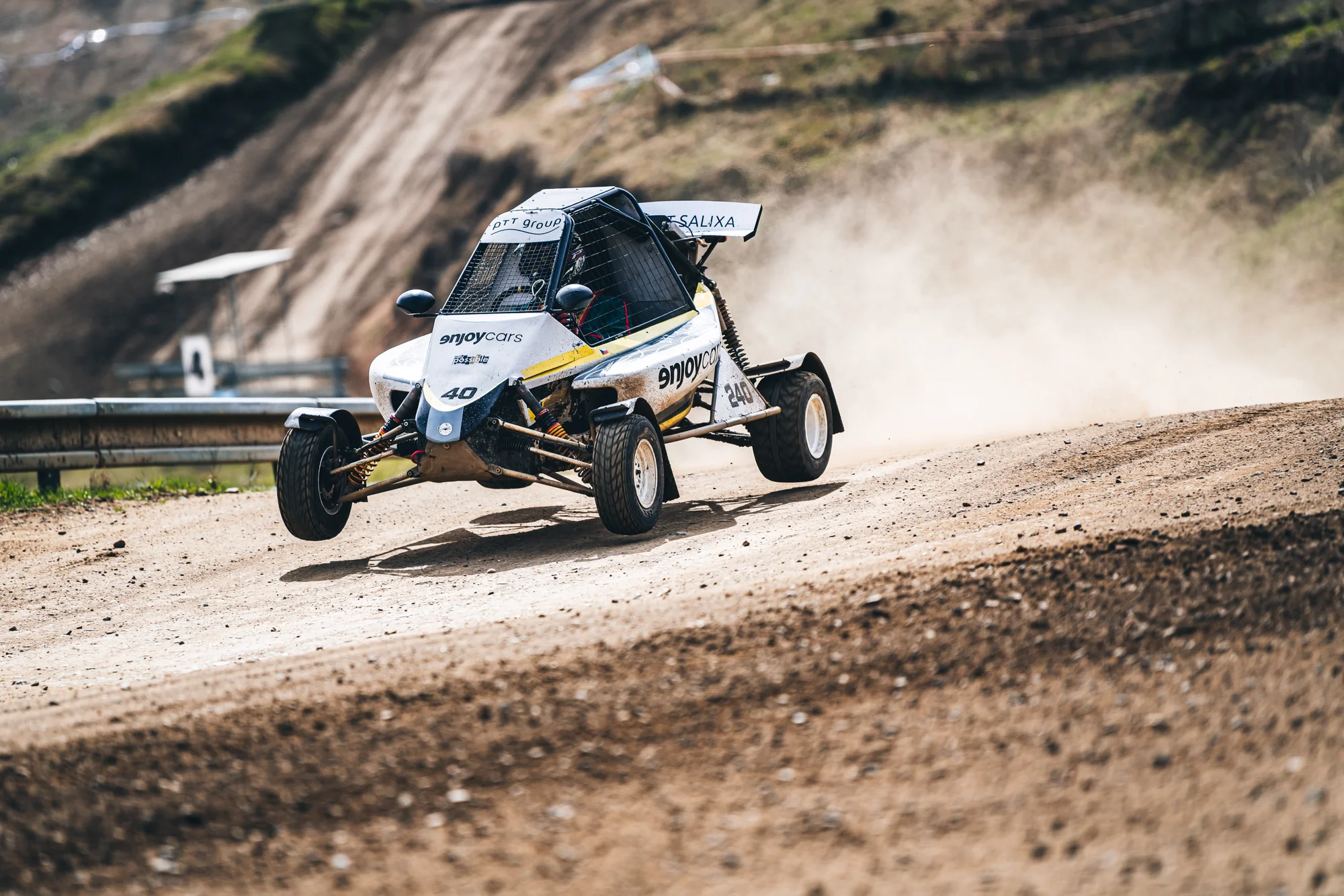 Jízda ve speciální závodní buggy Kartcross na 4 tratích po celé ČR