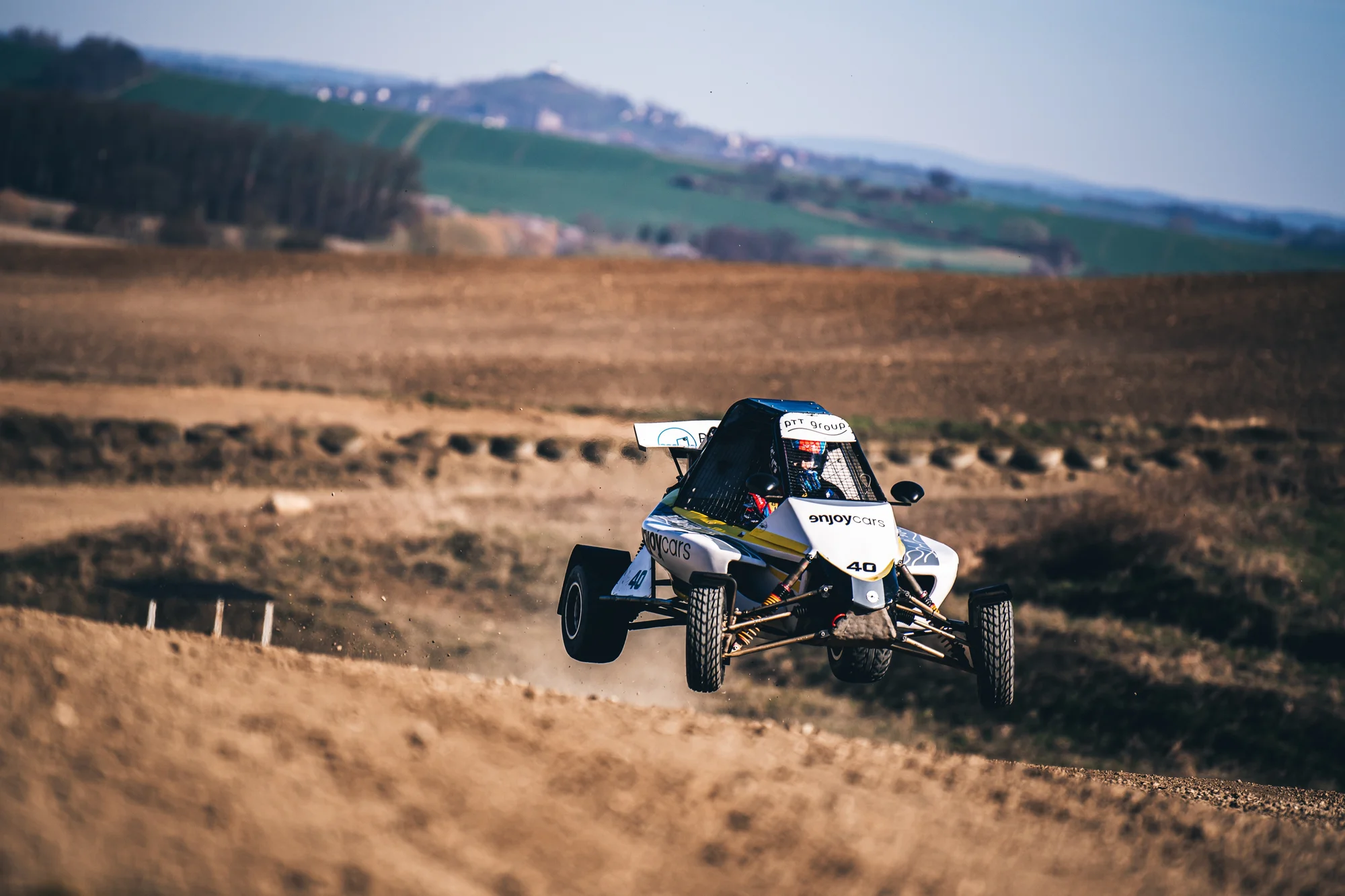 Jízda ve speciální závodní buggy Kartcross na 4 tratích po celé ČR
