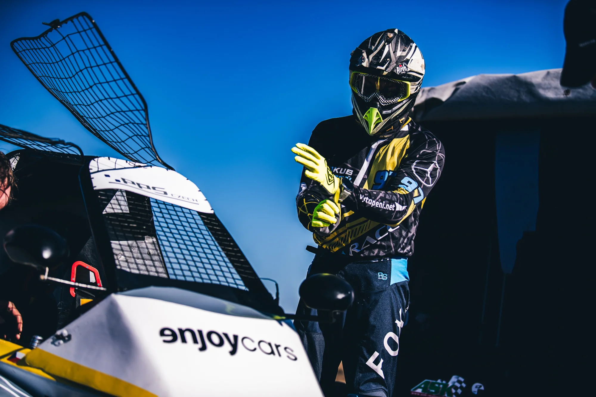 Jízda ve speciální závodní buggy Kartcross na 4 tratích po celé ČR