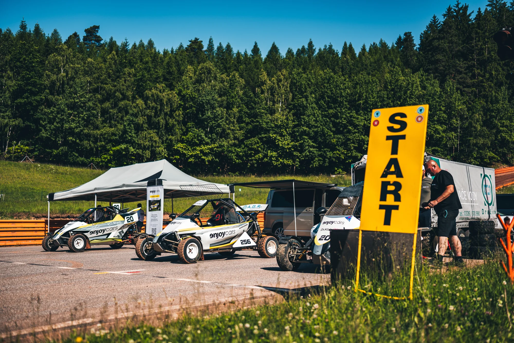 Jízda ve speciální závodní buggy Kartcross na 4 tratích po celé ČR