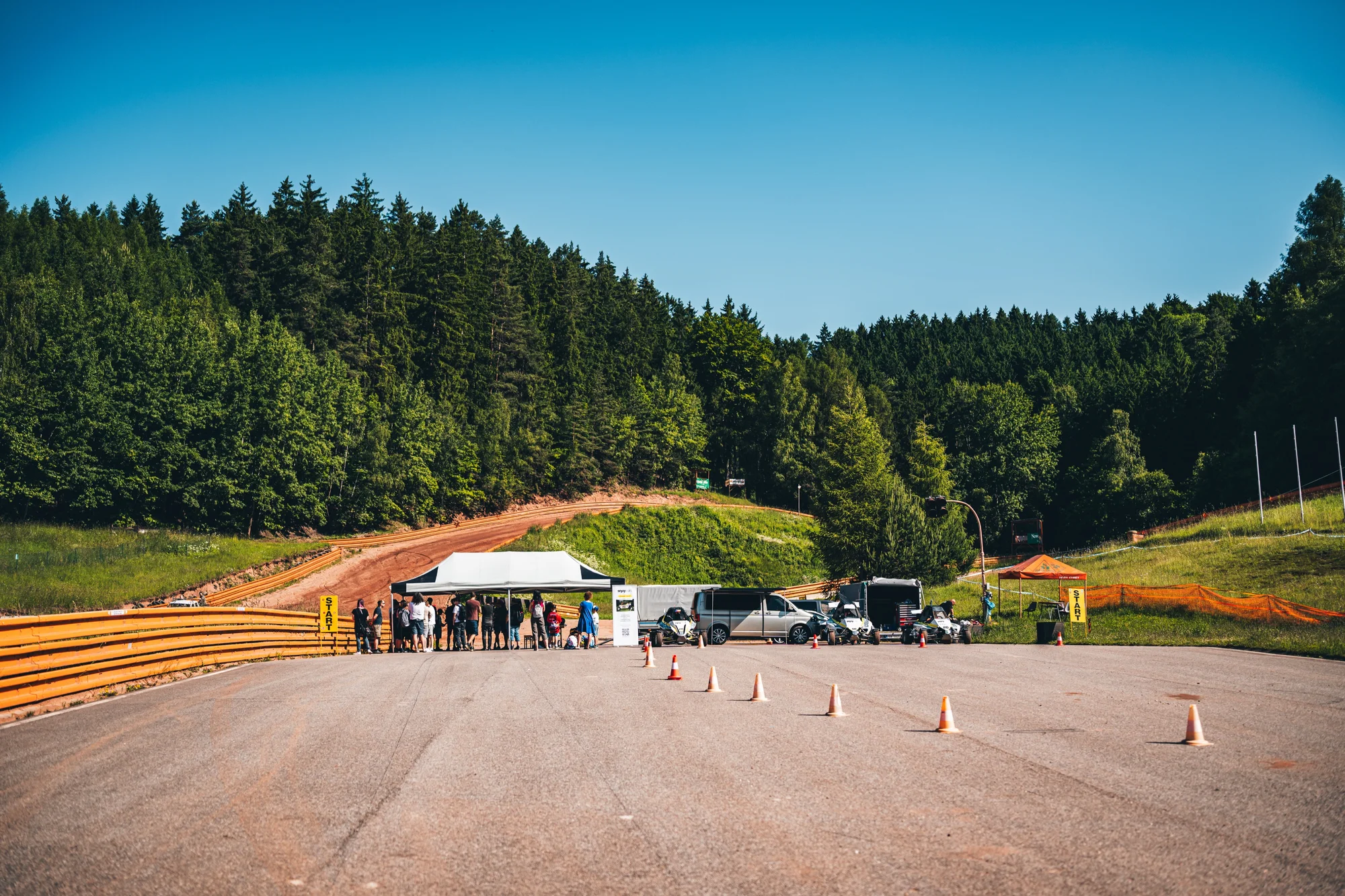 Jízda ve speciální závodní buggy Kartcross na 4 tratích po celé ČR