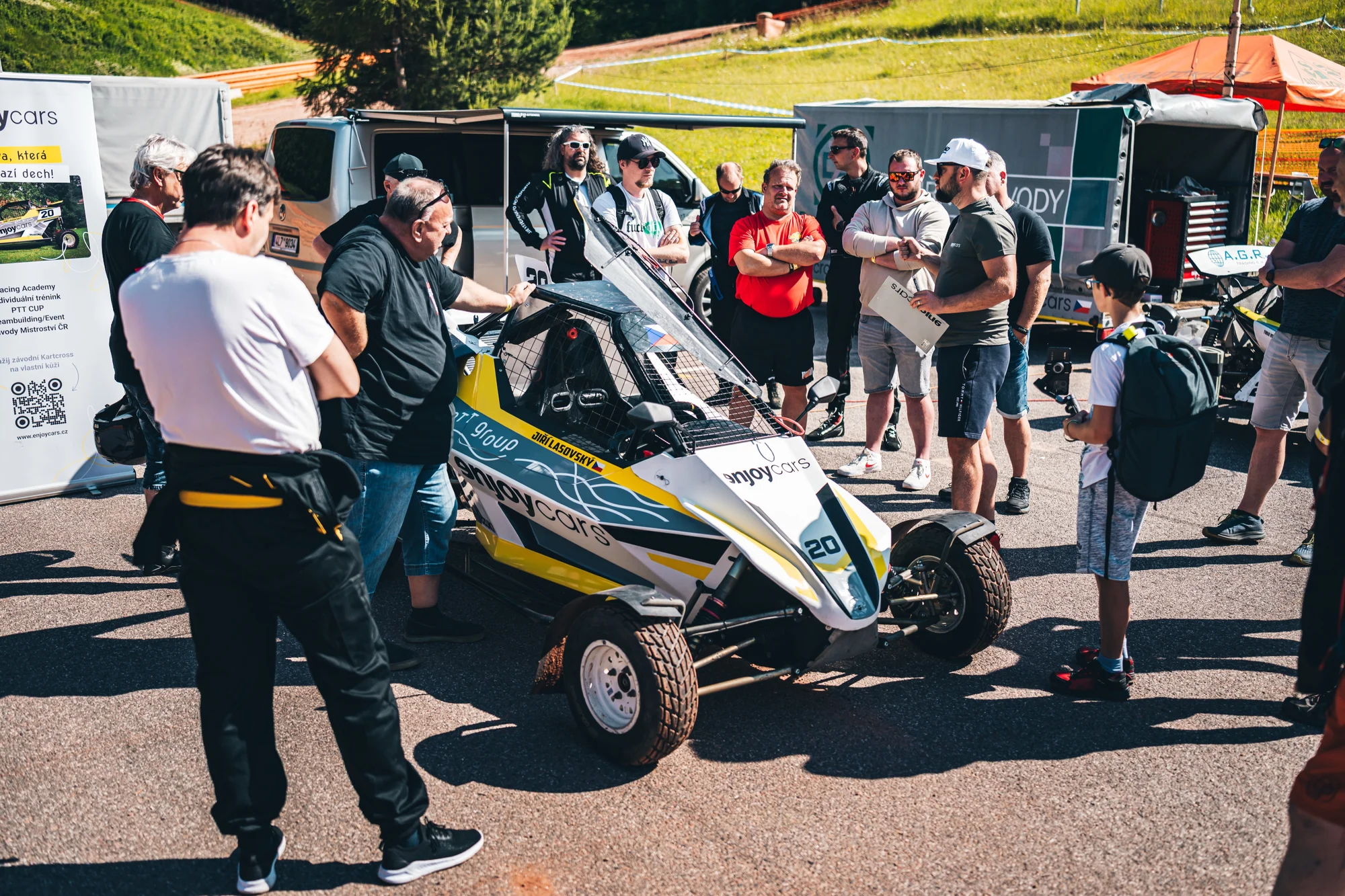 Jízda ve speciální závodní buggy Kartcross na 4 tratích po celé ČR