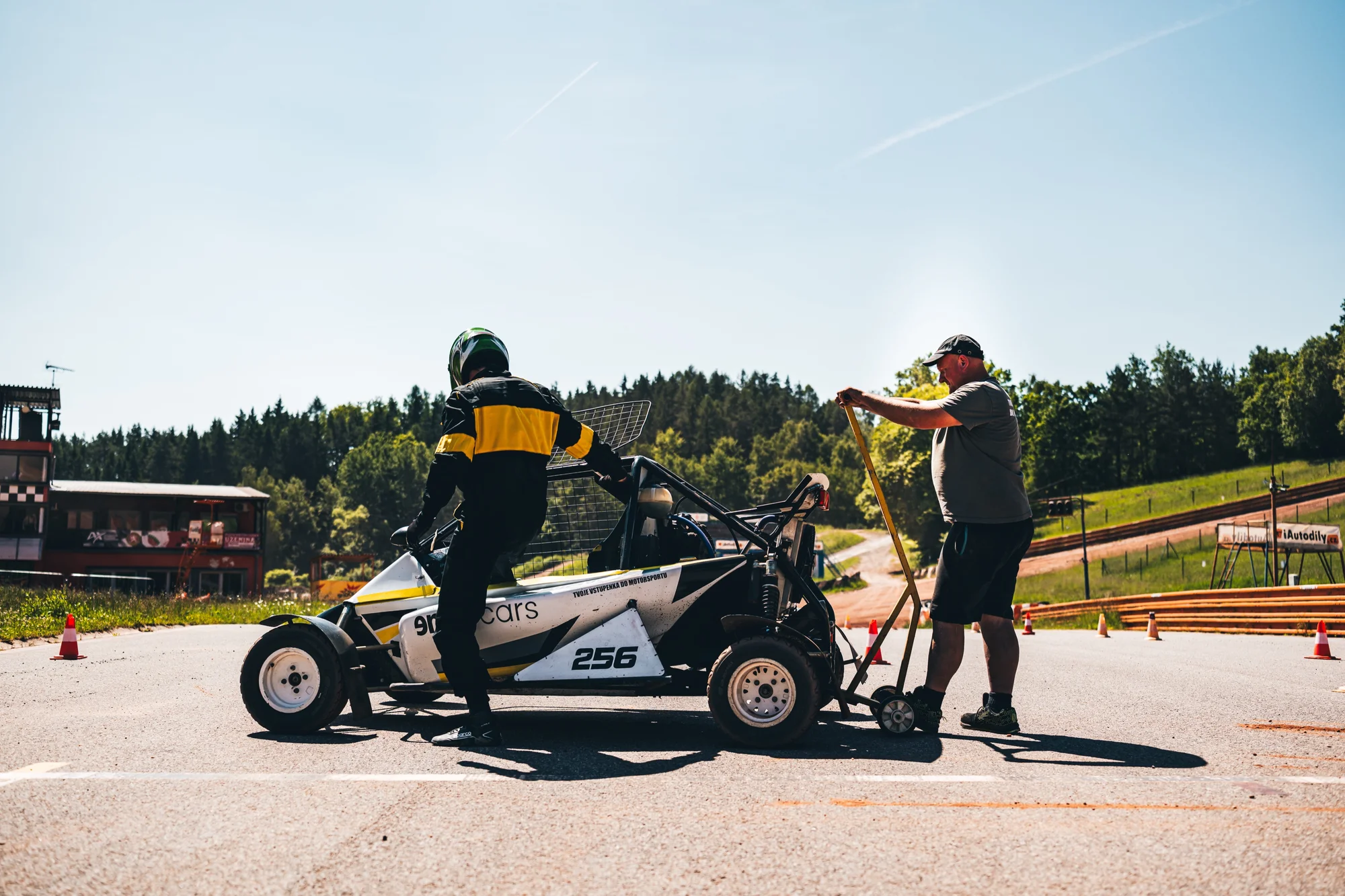 Jízda ve speciální závodní buggy Kartcross na 4 tratích po celé ČR