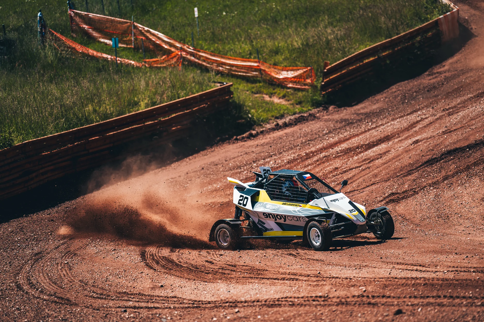 Jízda ve speciální závodní buggy Kartcross na 4 tratích po celé ČR
