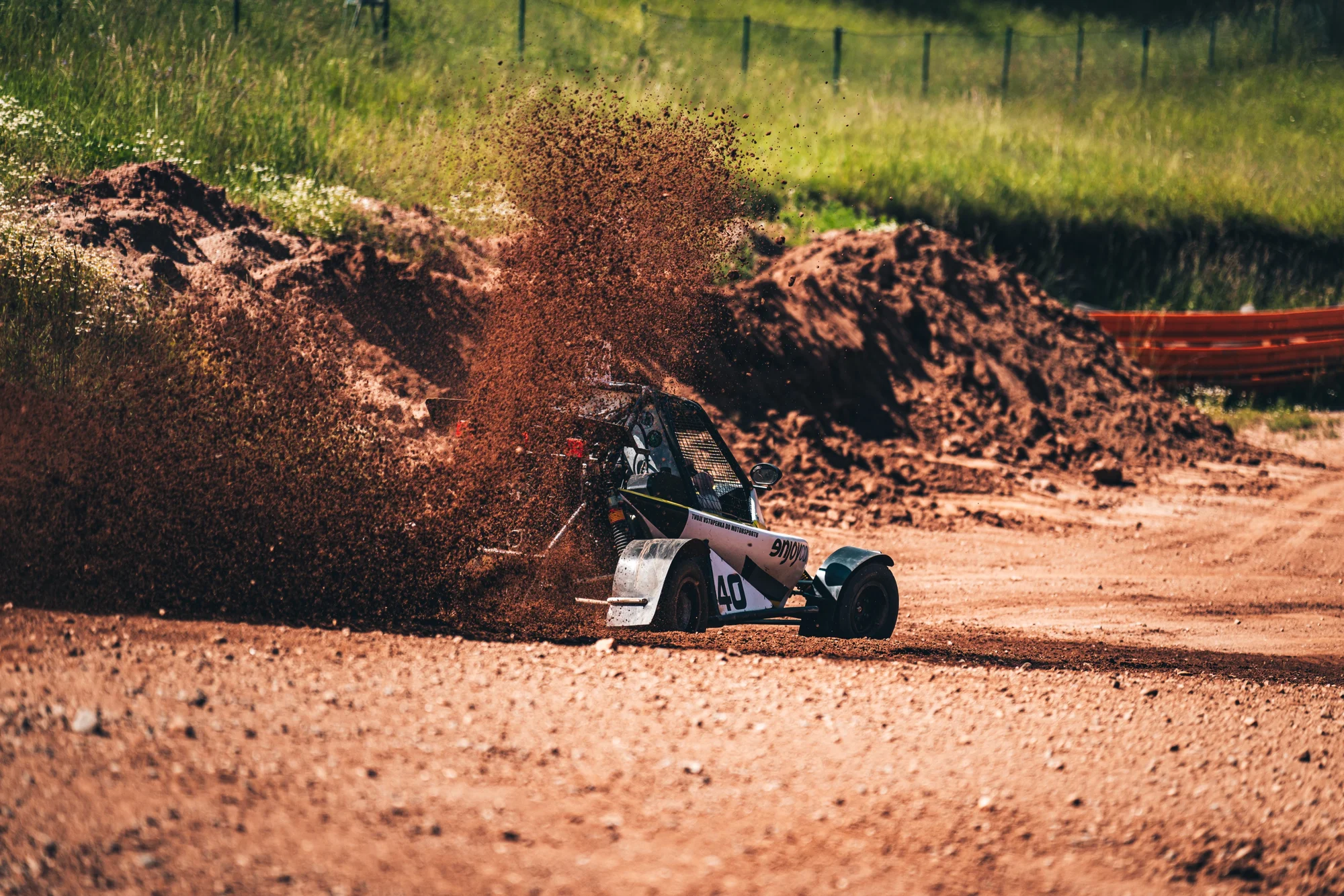 Jízda ve speciální závodní buggy Kartcross na 4 tratích po celé ČR