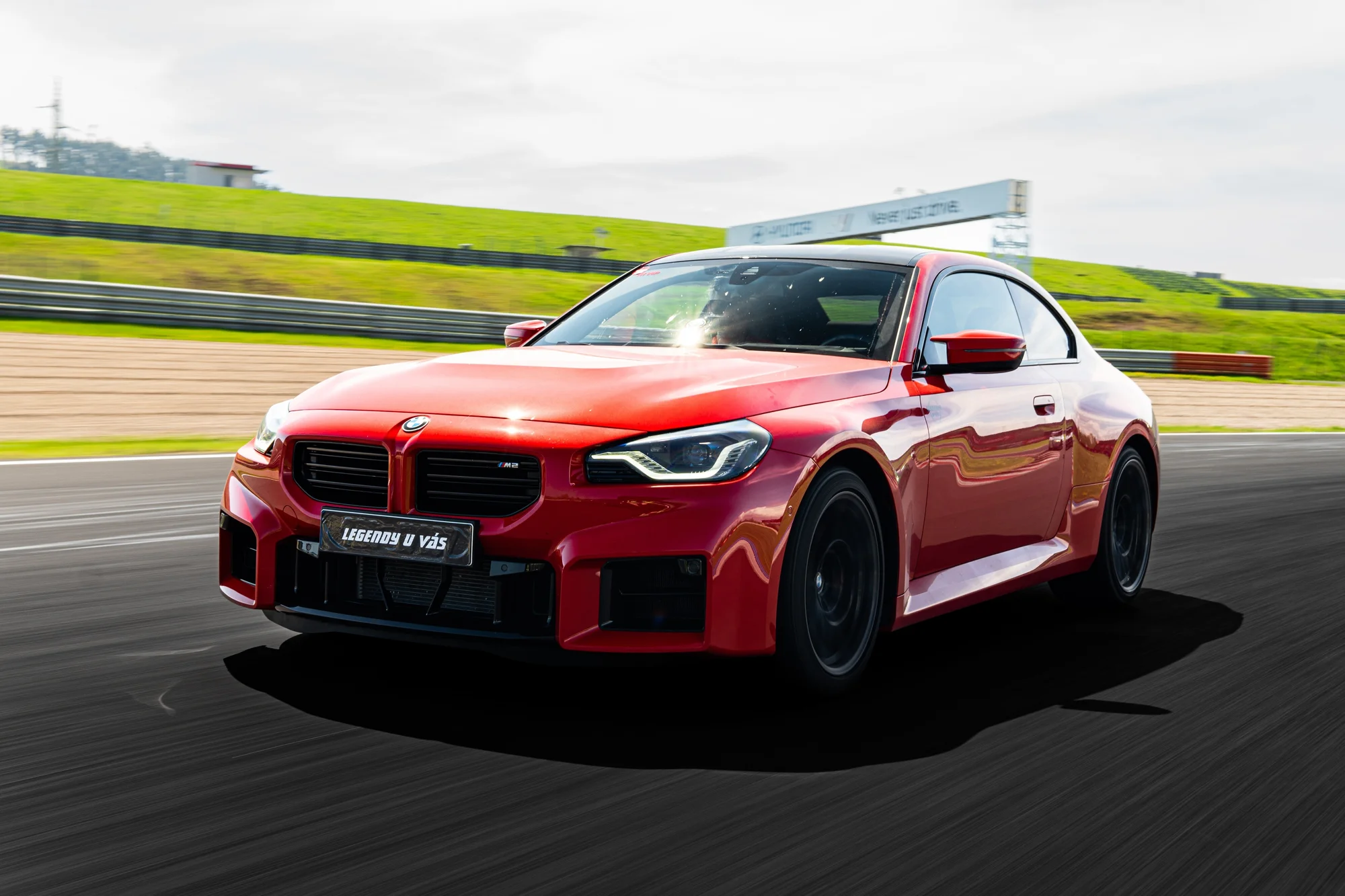 Adrenalin za volantem BMW M2 G87 na čtyřech závodních okruzích