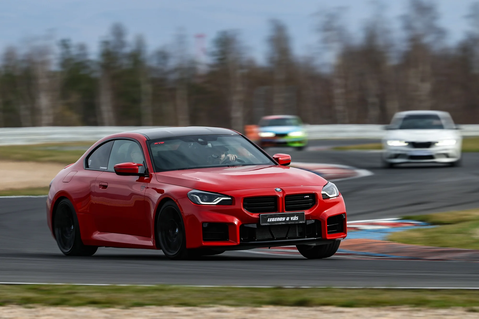 Adrenalin za volantem BMW M2 G87 na čtyřech závodních okruzích