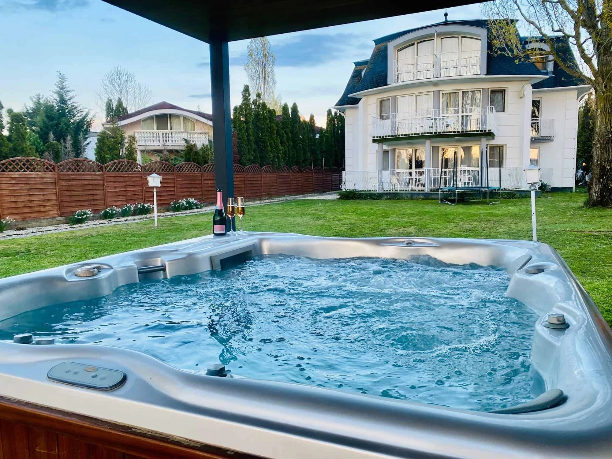 Pobyt u Balatonu: vila se soukromou pláží, snídaně i sauna, vířivka a bazén