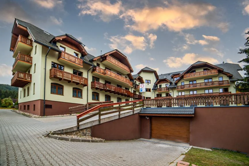 Plně zařízené mezonetové apartmány pro 4–8 osob na Donovalech