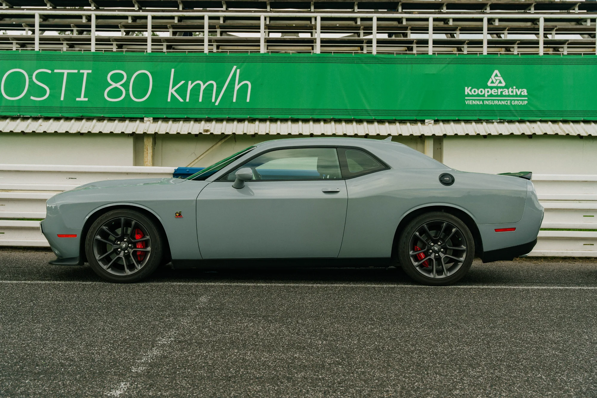 Řízení či spolujízda na závodním okruhu v autě podle výběru: Mustang, Dodge, EVO