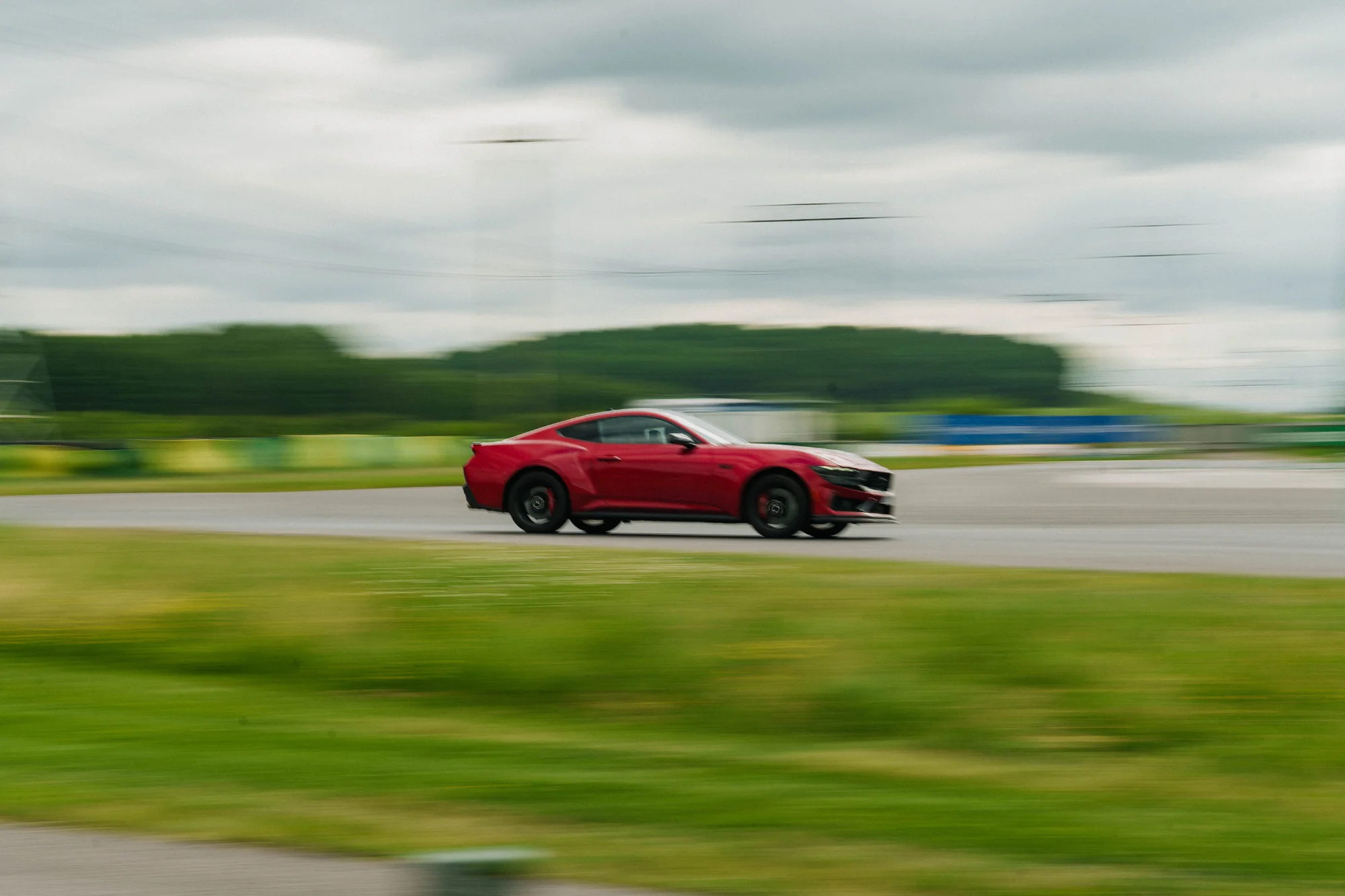 Řízení či spolujízda na závodním okruhu v autě podle výběru: Mustang, Dodge, EVO