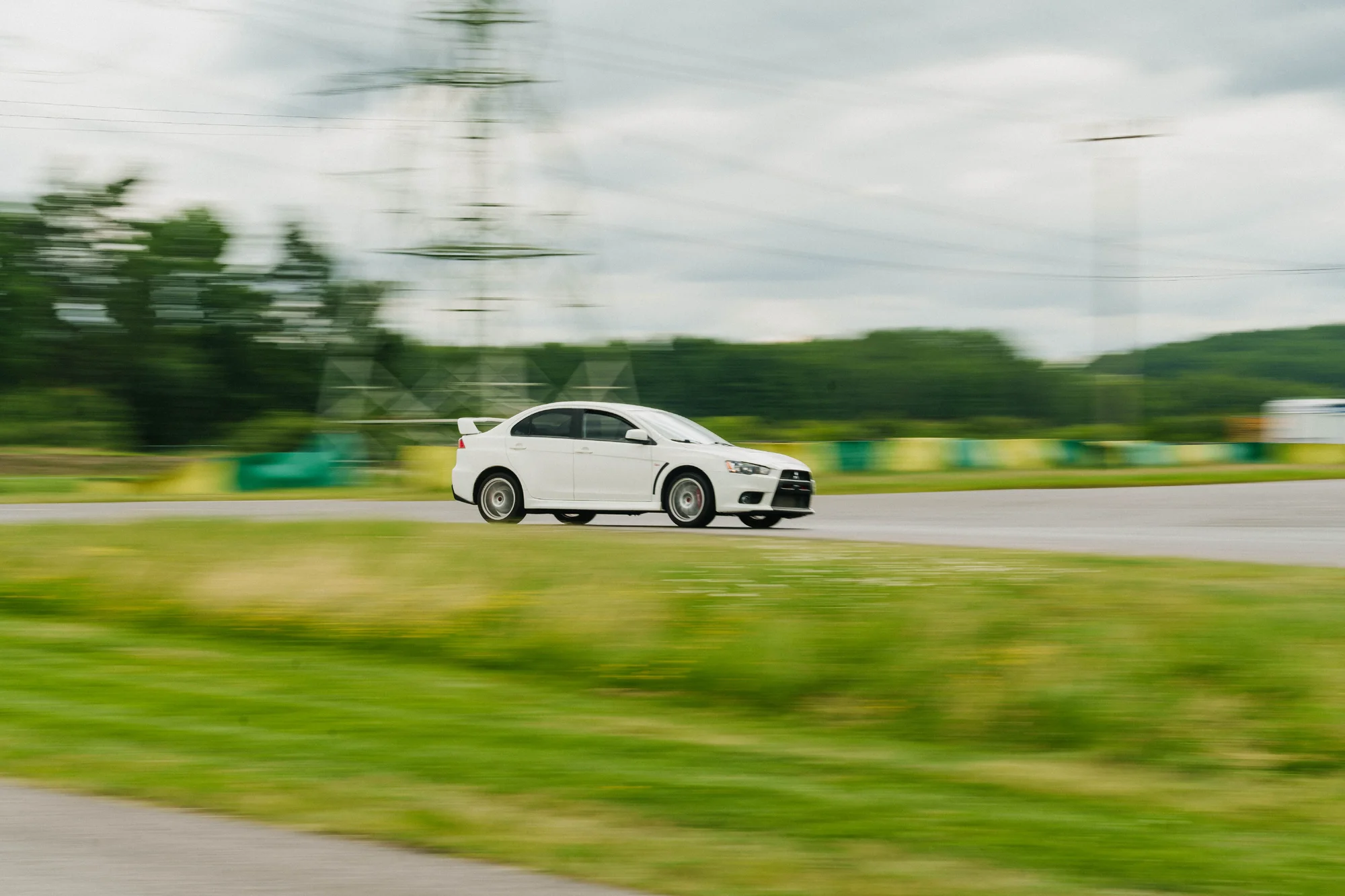 Řízení či spolujízda na závodním okruhu v autě podle výběru: Mustang, Dodge, EVO