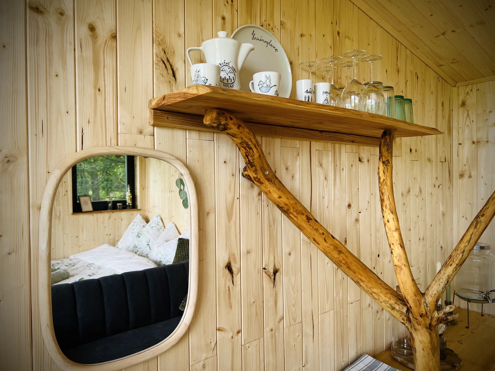 Vybavený treehouse na úpatí Krušných hor: terasa, houpací křesla i gril