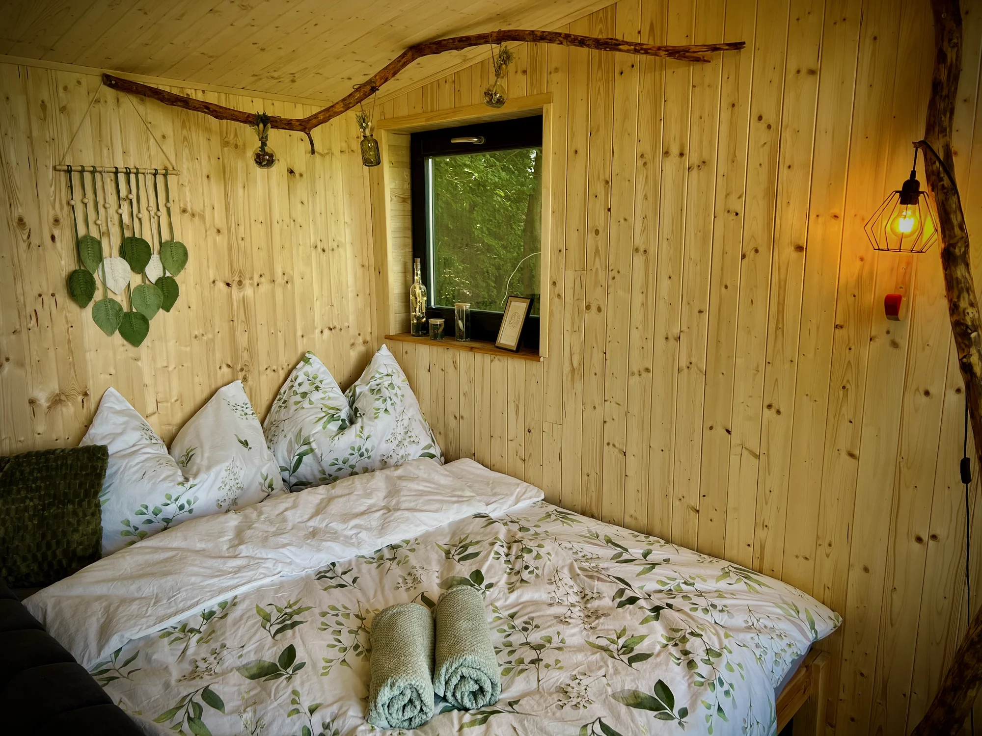 Vybavený treehouse na úpatí Krušných hor: terasa, houpací křesla i gril