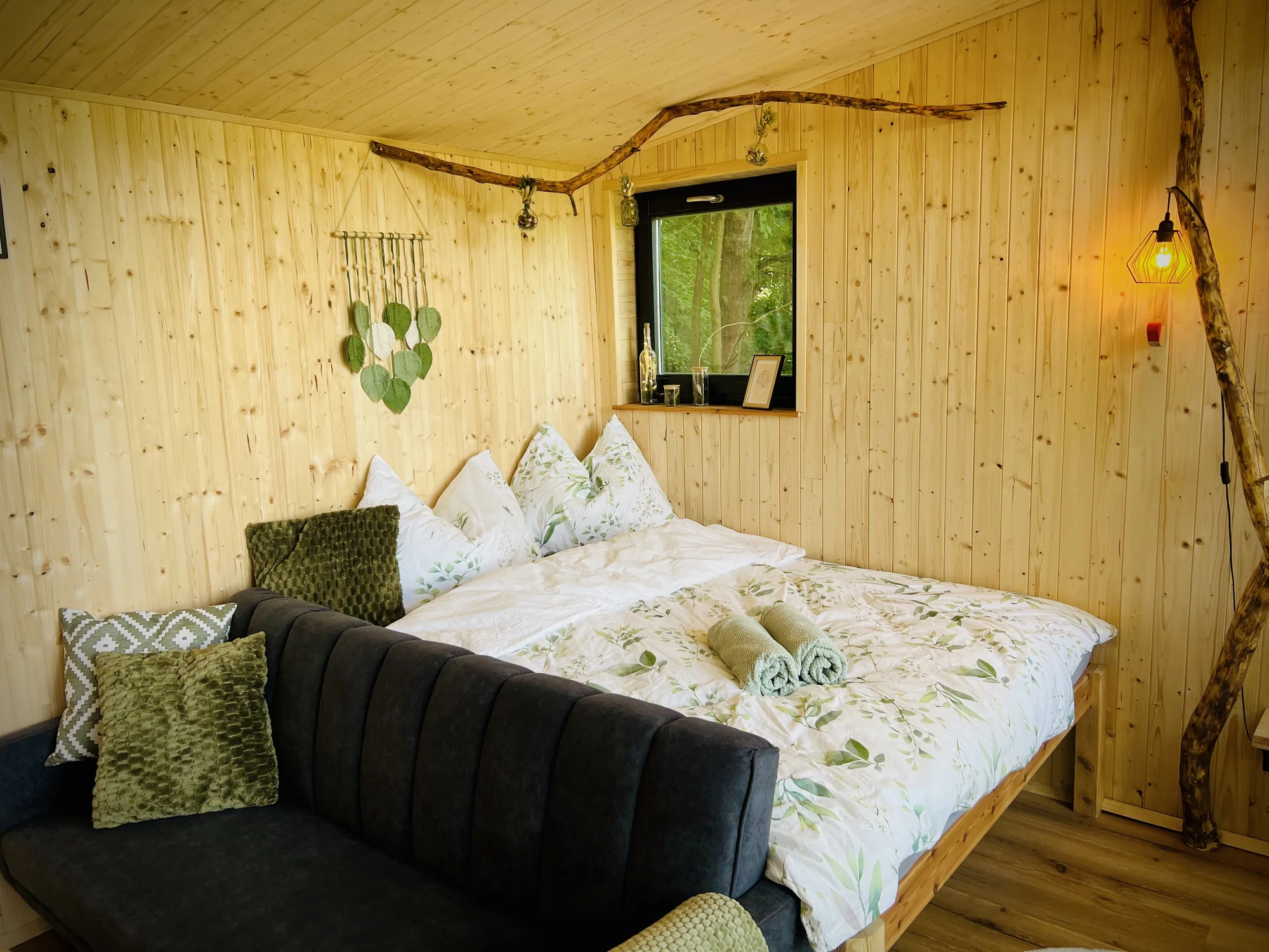 Vybavený treehouse na úpatí Krušných hor: terasa, houpací křesla i gril