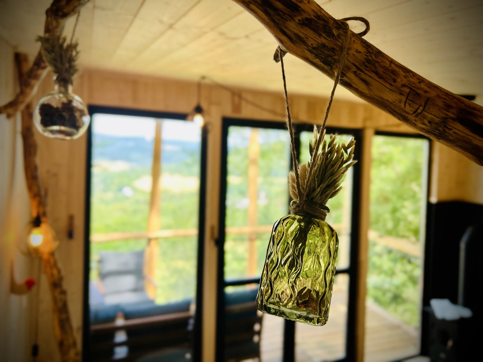 Vybavený treehouse na úpatí Krušných hor: terasa, houpací křesla i gril