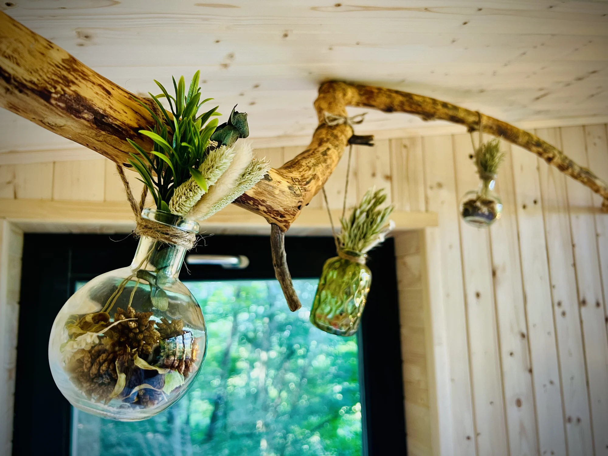 Vybavený treehouse na úpatí Krušných hor: terasa, houpací křesla i gril