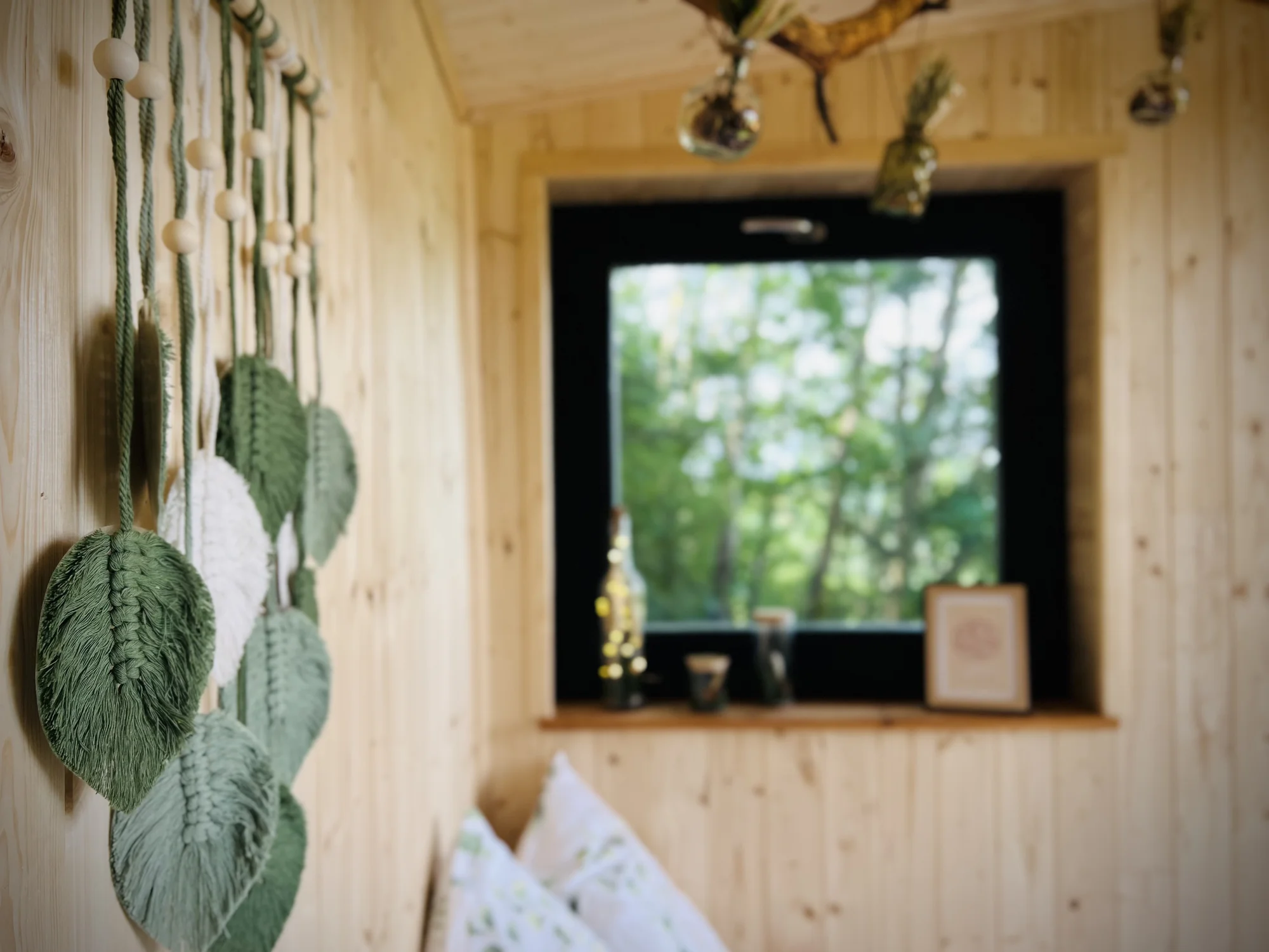 Vybavený treehouse na úpatí Krušných hor: terasa, houpací křesla i gril