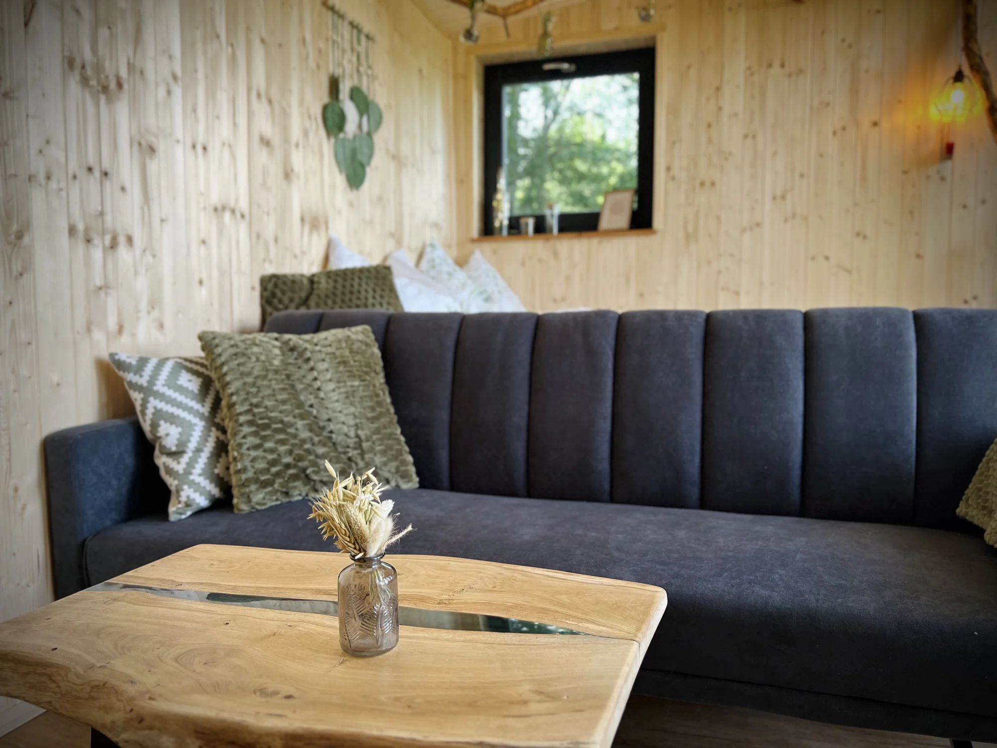 Vybavený treehouse na úpatí Krušných hor: terasa, houpací křesla i gril