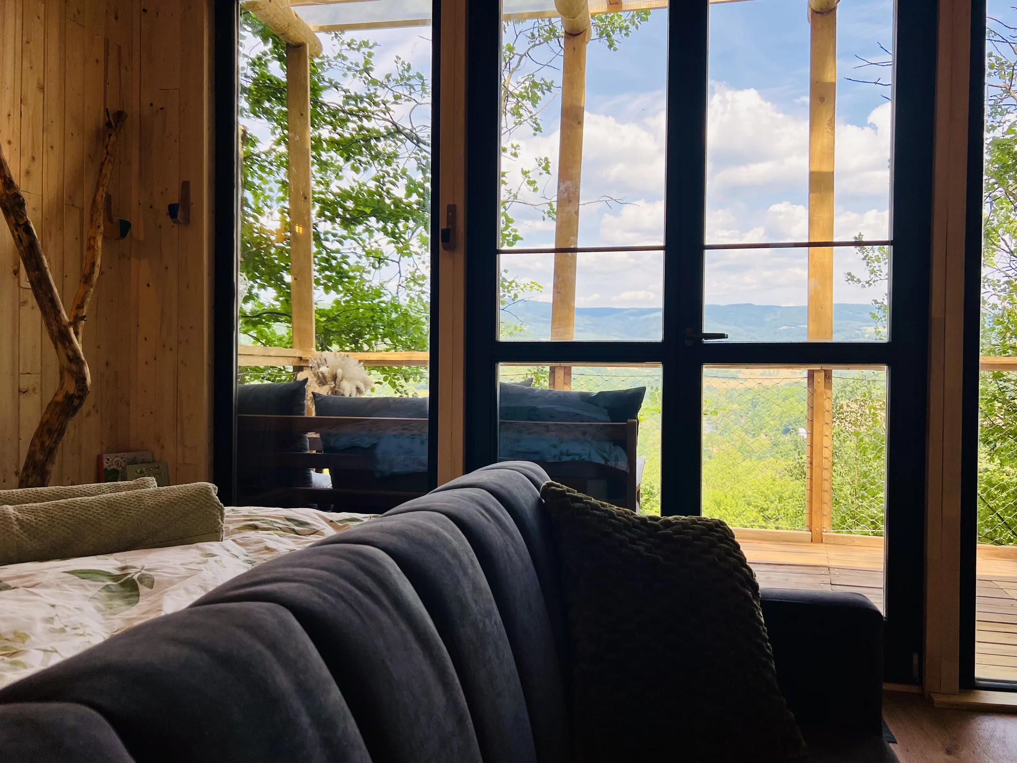 Vybavený treehouse na úpatí Krušných hor: terasa, houpací křesla i gril