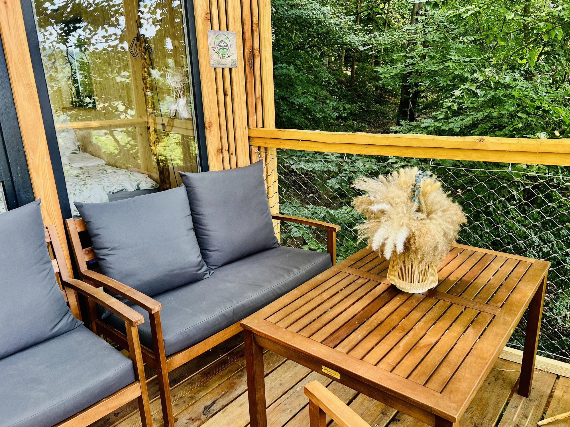 Vybavený treehouse na úpatí Krušných hor: terasa, houpací křesla i gril