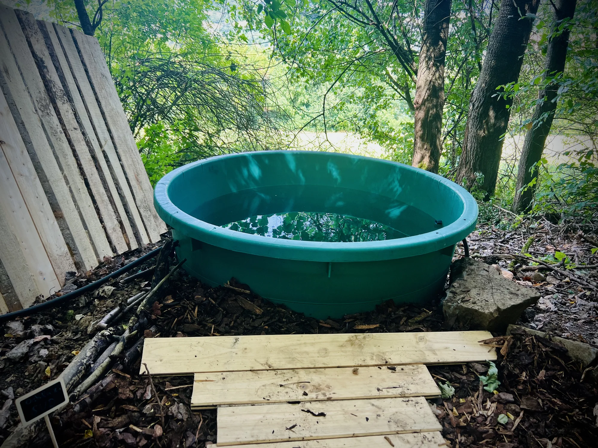 Vybavený treehouse na úpatí Krušných hor: terasa, houpací křesla i gril