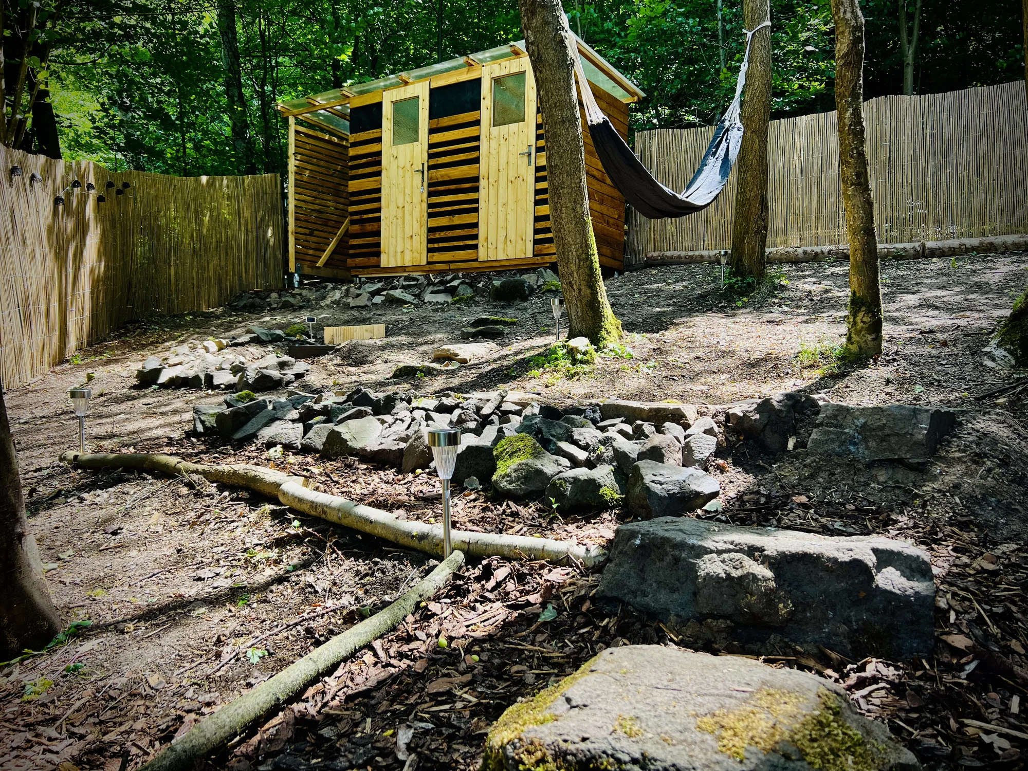 Vybavený treehouse na úpatí Krušných hor: terasa, houpací křesla i gril