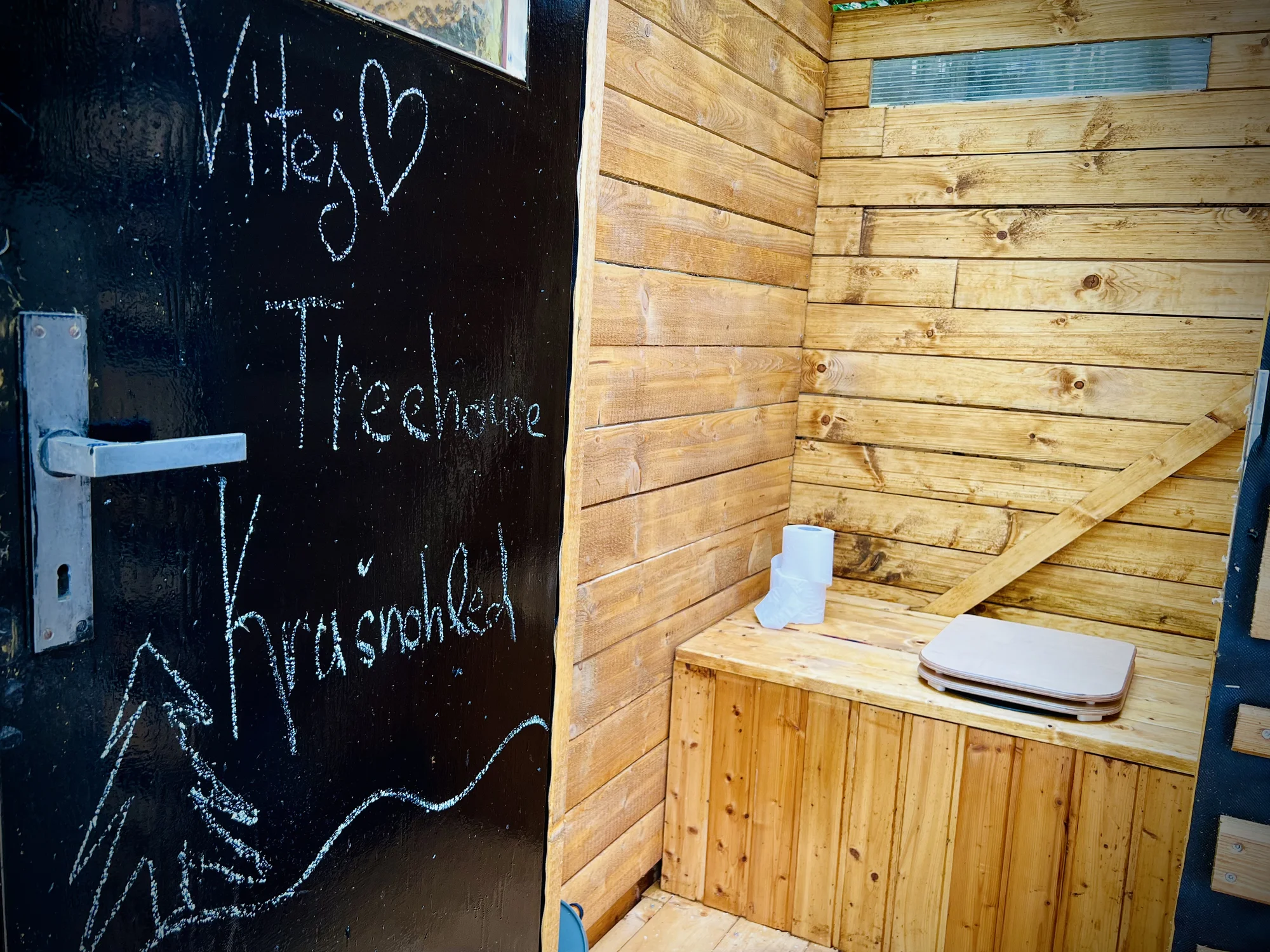 Vybavený treehouse na úpatí Krušných hor: terasa, houpací křesla i gril