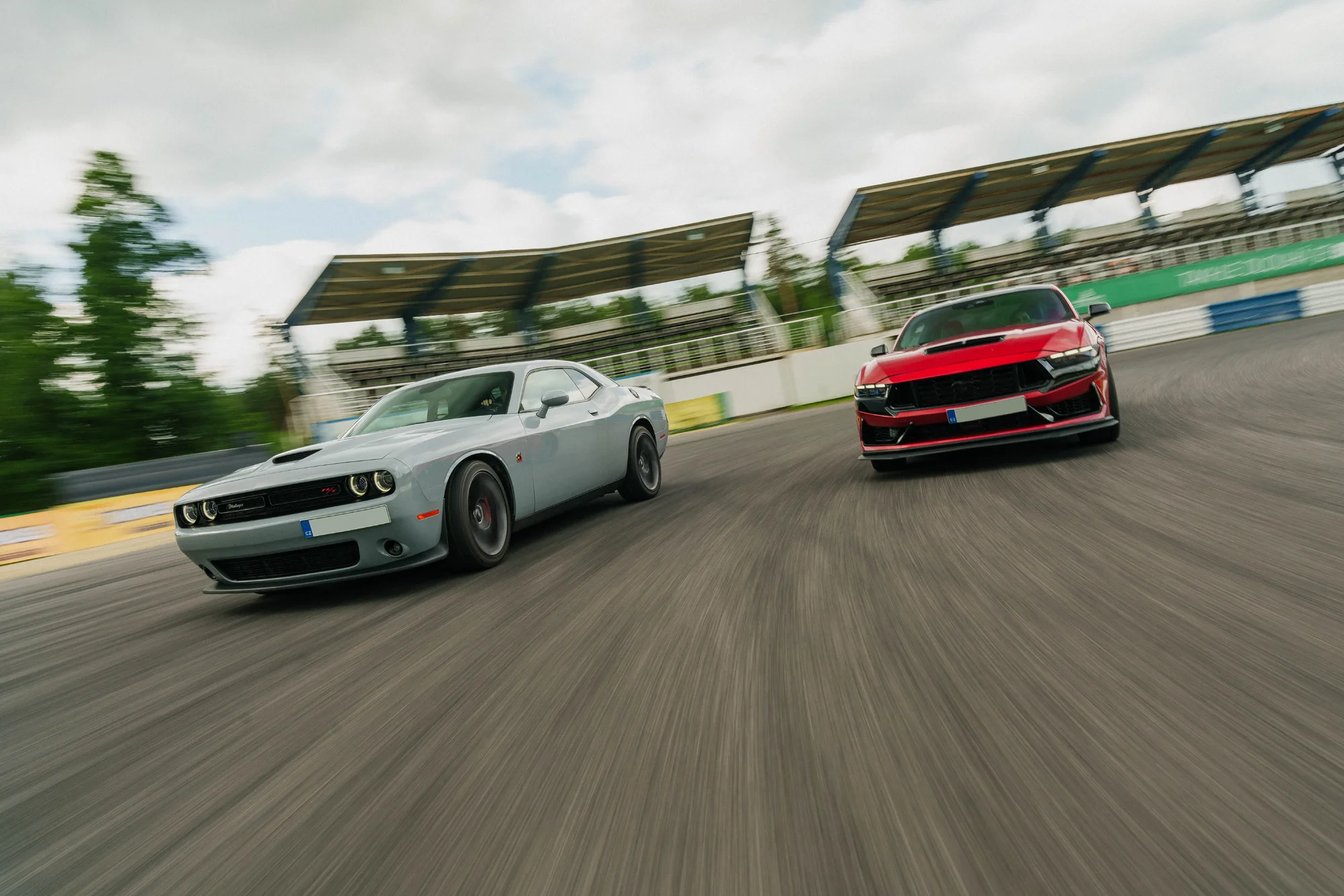 Řízení či spolujízda na závodním okruhu v autě podle výběru: Mustang, Dodge, EVO