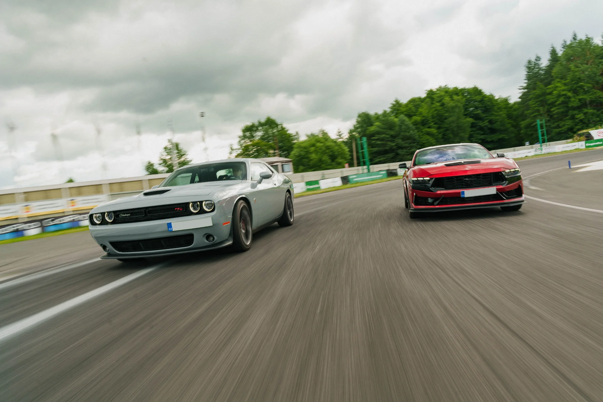 Řízení či spolujízda na závodním okruhu v autě podle výběru: Mustang, Dodge, EVO