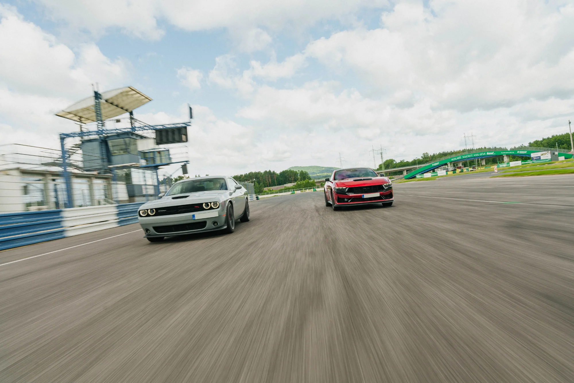 Řízení či spolujízda na závodním okruhu v autě podle výběru: Mustang, Dodge, EVO