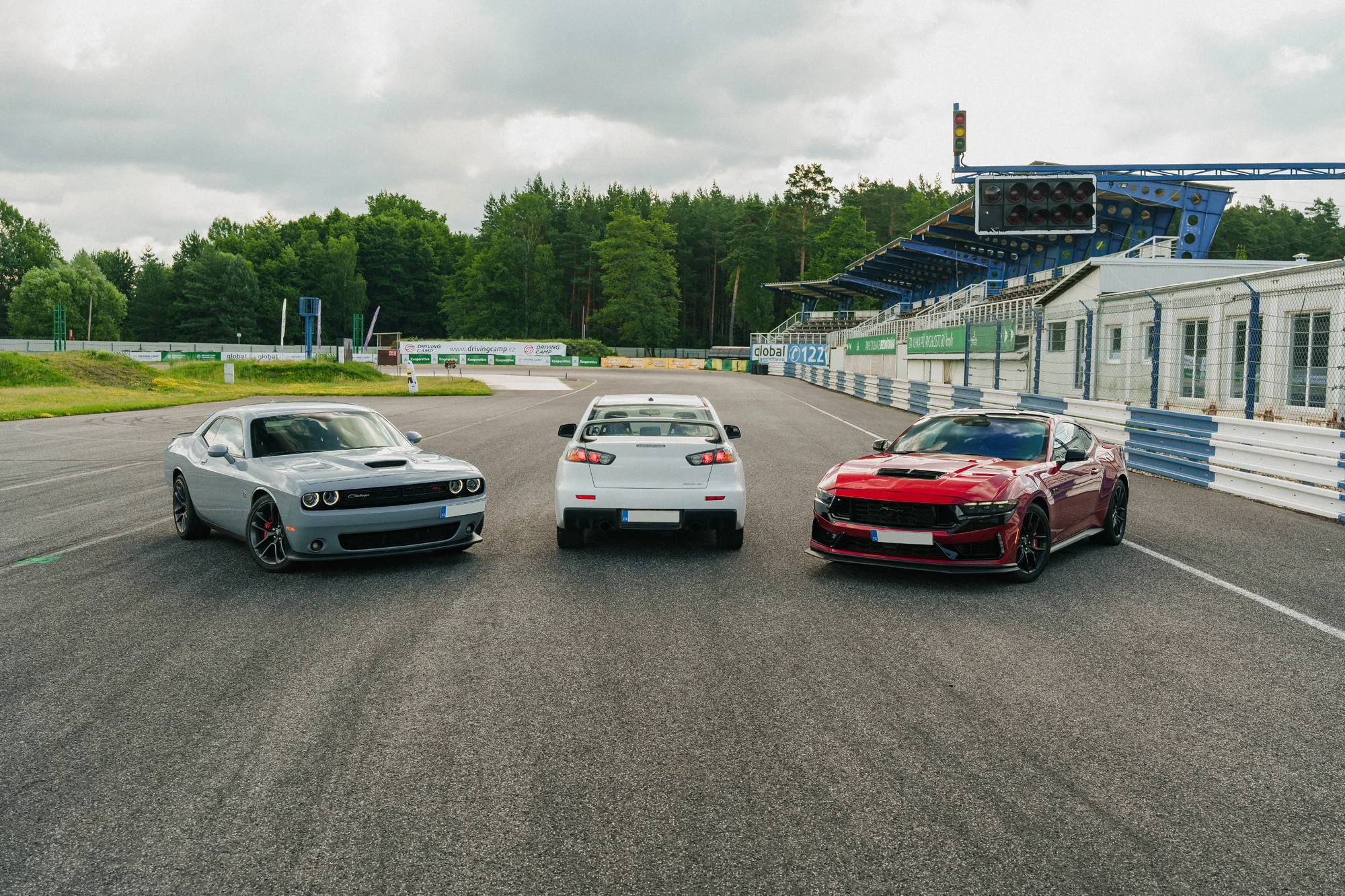 Řízení či spolujízda na závodním okruhu v autě podle výběru: Mustang, Dodge, EVO