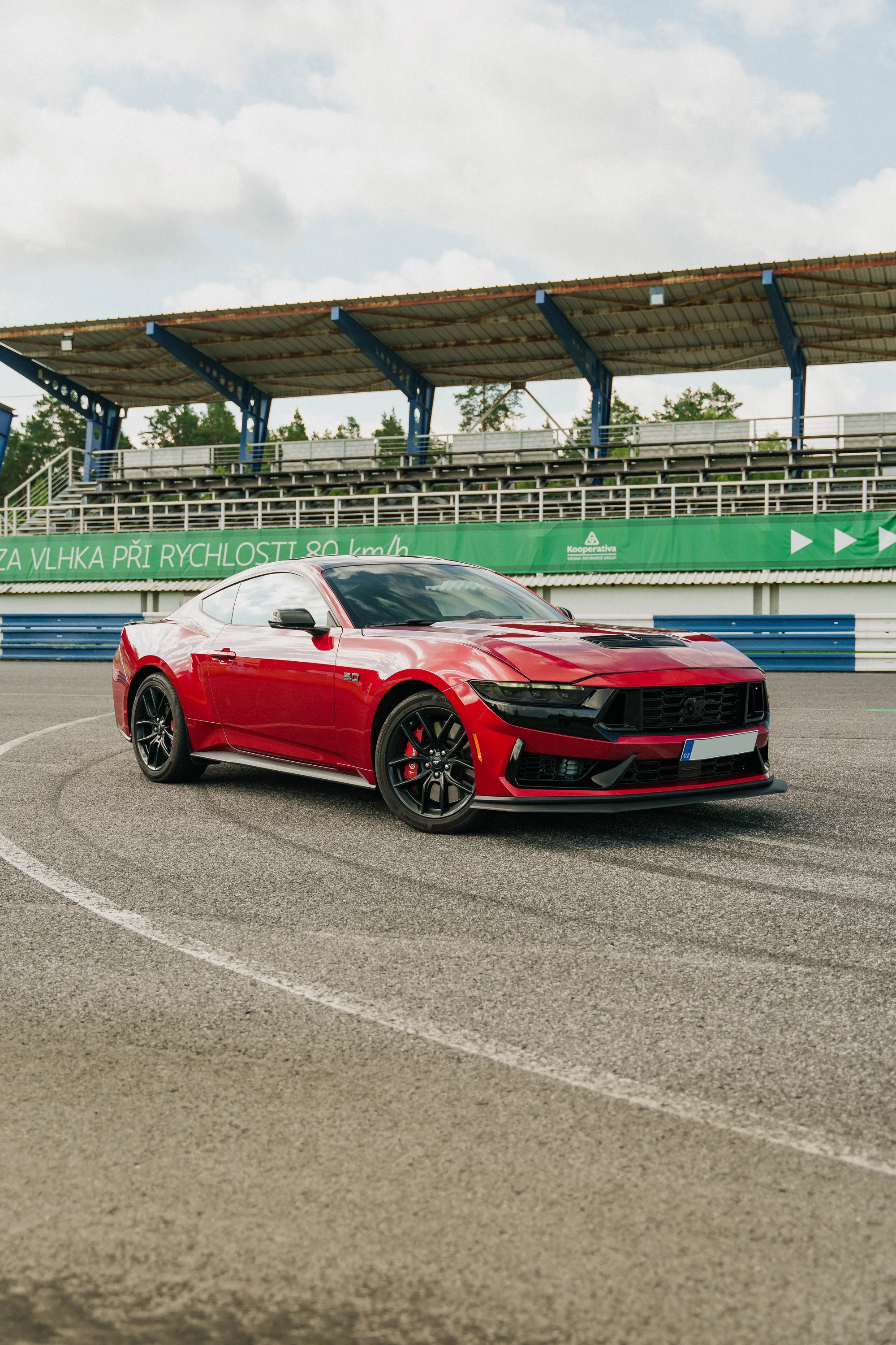 Řízení či spolujízda na závodním okruhu v autě podle výběru: Mustang, Dodge, EVO