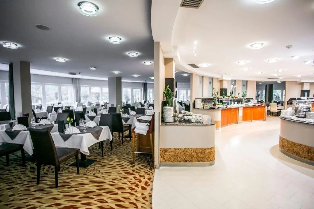 Autobusový zájezd do lázní Hévíz: 5* hotel s polopenzí a wellness, koupání v léčivém jezeře, výlety k Balatonu