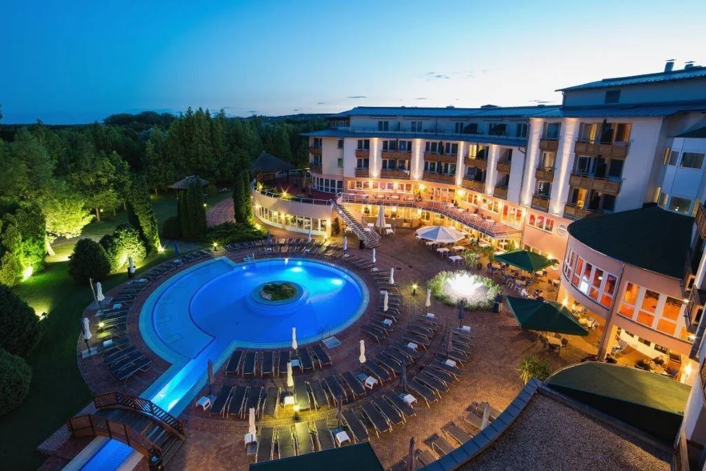 Autobusový zájezd do lázní Hévíz: 5* hotel s polopenzí a wellness, koupání v léčivém jezeře, výlety k Balatonu