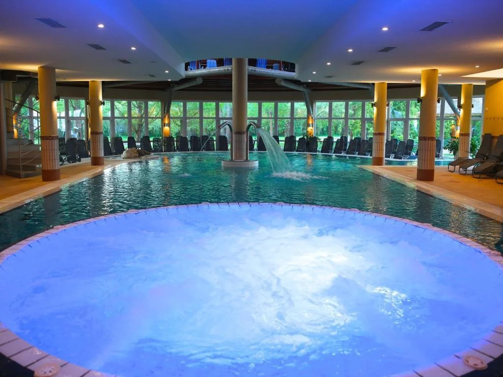 Autobusový zájezd do lázní Hévíz: 5* hotel s polopenzí a wellness, koupání v léčivém jezeře, výlety k Balatonu