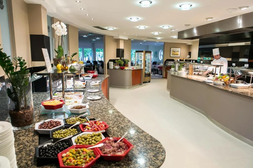Autobusový zájezd do lázní Hévíz: 5* hotel s polopenzí a wellness, koupání v léčivém jezeře, výlety k Balatonu