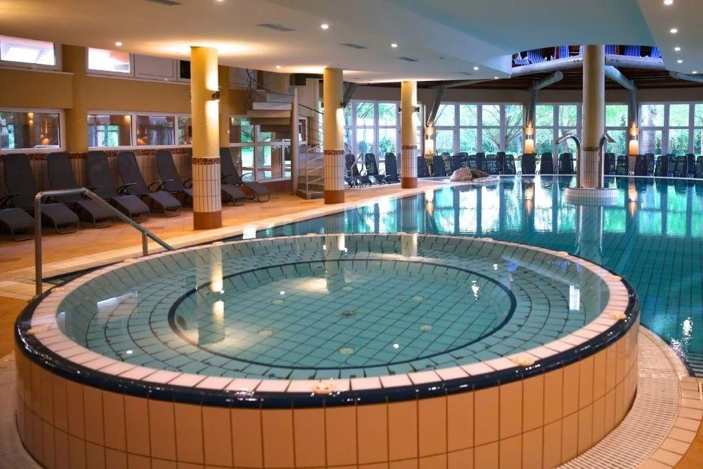 Autobusový zájezd do lázní Hévíz: 5* hotel s polopenzí a wellness, koupání v léčivém jezeře, výlety k Balatonu