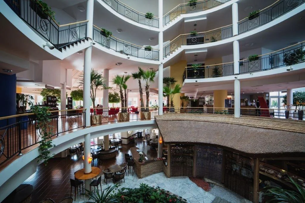 Autobusový zájezd do lázní Hévíz: 5* hotel s polopenzí a wellness, koupání v léčivém jezeře, výlety k Balatonu